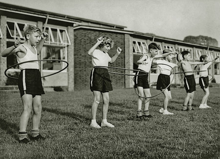 Bambini che giocano con l'hula hoop