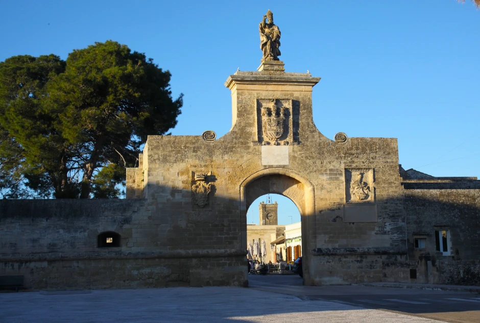 La porta di ingresso del borgo di Acaya, Lecce